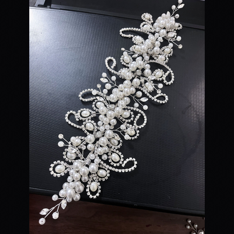 Νυφική διακόσμηση μαλλιών με φύλλα από κρύσταλλα, χειροποίητο στριφτό μετάξι και διακόσμηση πεταλούδας από κράμα | Κορδέλα για τα μαλλιά, Σχήμα φύλλου, Άνοιξη 2025