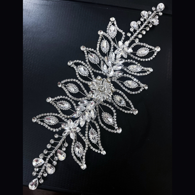 Νυφική διακόσμηση μαλλιών με φύλλα από κρύσταλλα, χειροποίητο στριφτό μετάξι και διακόσμηση πεταλούδας από κράμα | Κορδέλα για τα μαλλιά, Σχήμα φύλλου, Άνοιξη 2025