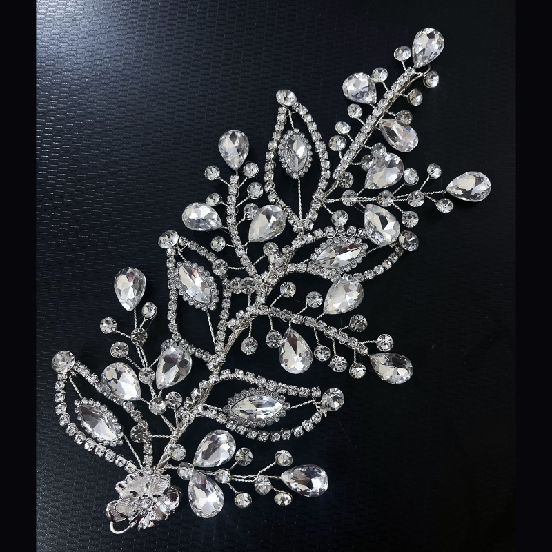 Νυφική διακόσμηση μαλλιών με φύλλα από κρύσταλλα, χειροποίητο στριφτό μετάξι και διακόσμηση πεταλούδας από κράμα | Κορδέλα για τα μαλλιά, Σχήμα φύλλου, Άνοιξη 2025