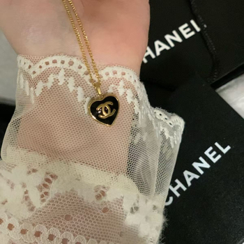 Szív alakú medálos nyaklánc O-lánccal, rozsdamentes acélból; medál titániumacélból; súly 10 g