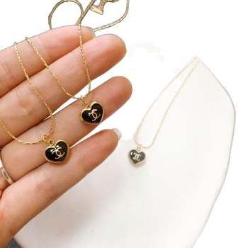 Szív alakú medálos nyaklánc O-lánccal, rozsdamentes acélból; medál titániumacélból; súly 10 g