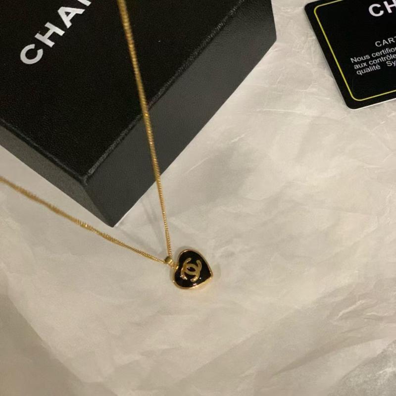 Szív alakú medálos nyaklánc O-lánccal, rozsdamentes acélból; medál titániumacélból; súly 10 g