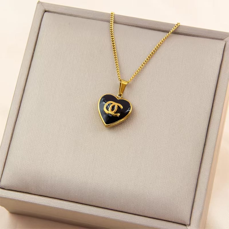 Szív alakú medálos nyaklánc O-lánccal, rozsdamentes acélból; medál titániumacélból; súly 10 g