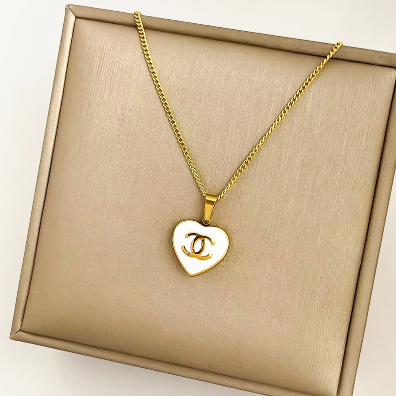 Szív alakú medálos nyaklánc O-lánccal, rozsdamentes acélból; medál titániumacélból; súly 10 g