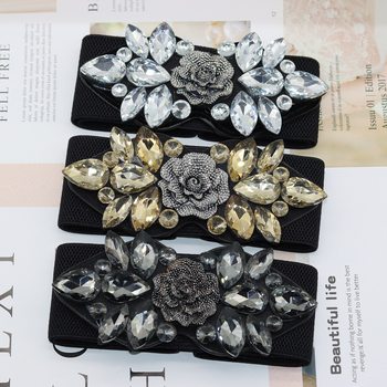 Pojas s rhinestone ružom, elastičan, široki struk za haljine i kapute — PU koža; automatska kopča od legure; širina >4 cm; marka Lilar.Ketch