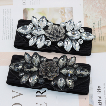 Pojas s rhinestone ružom, elastičan, široki struk za haljine i kapute — PU koža; automatska kopča od legure; širina >4 cm; marka Lilar.Ketch