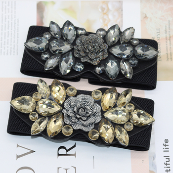 Pojas s rhinestone ružom, elastičan, široki struk za haljine i kapute — PU koža; automatska kopča od legure; širina >4 cm; marka Lilar.Ketch