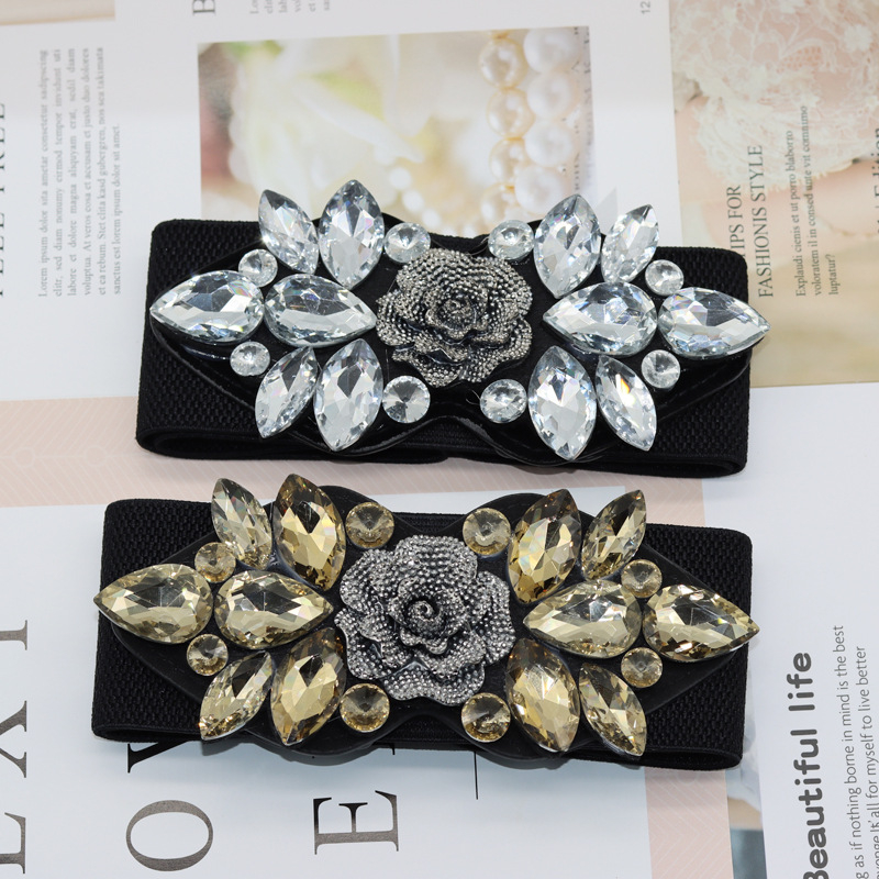 Pojas s rhinestone ružom, elastičan, široki struk za haljine i kapute — PU koža; automatska kopča od legure; širina >4 cm; marka Lilar.Ketch