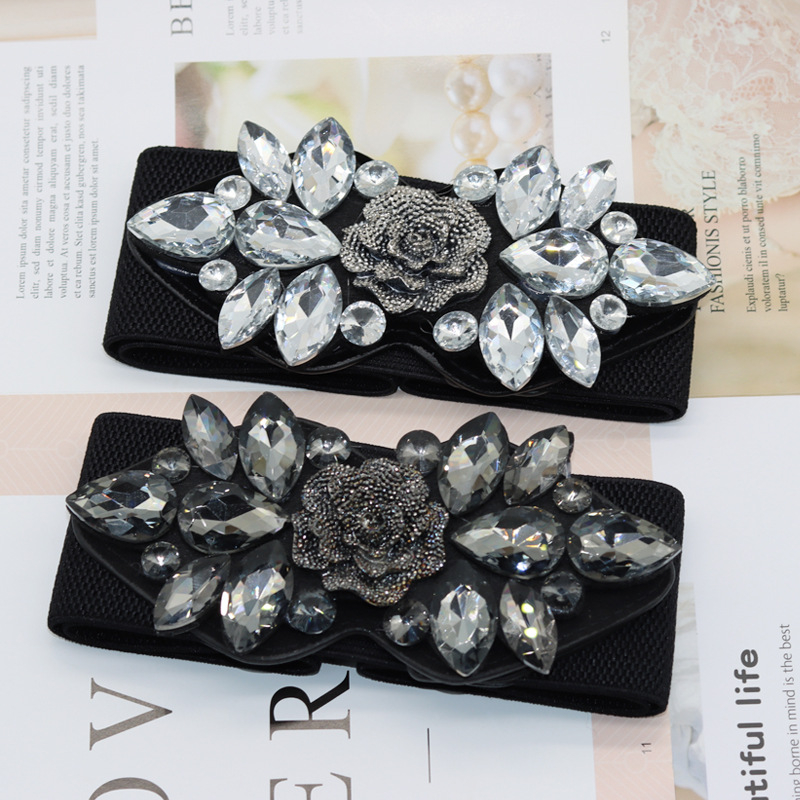 Pojas s rhinestone ružom, elastičan, široki struk za haljine i kapute — PU koža; automatska kopča od legure; širina >4 cm; marka Lilar.Ketch