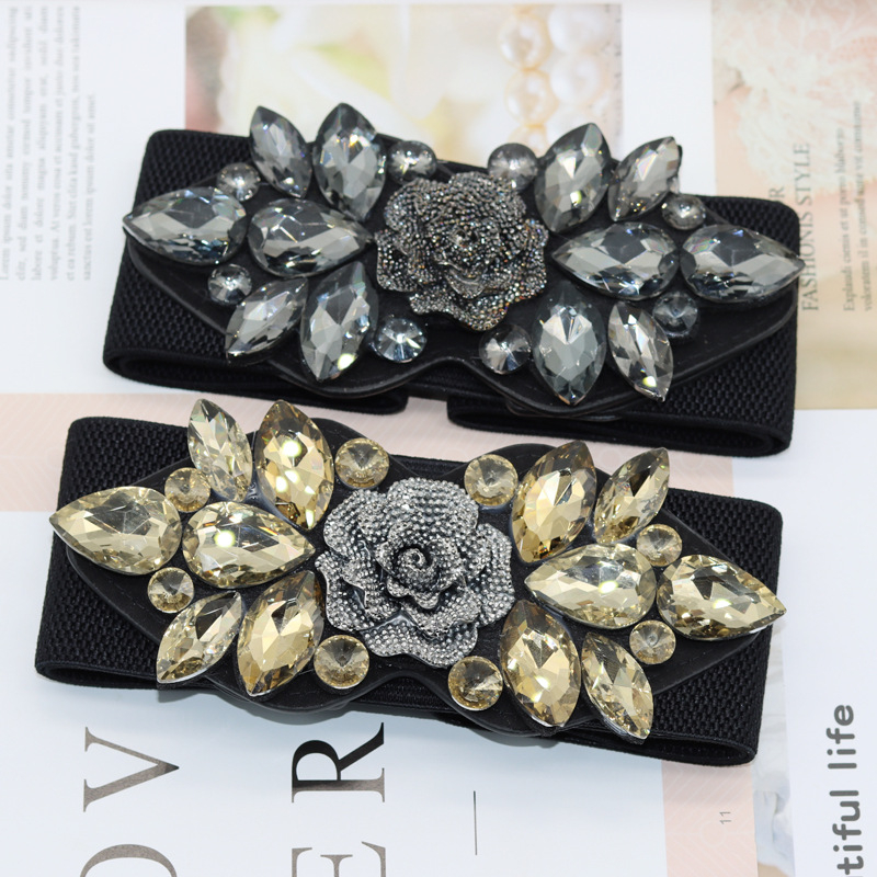 Pojas s rhinestone ružom, elastičan, široki struk za haljine i kapute — PU koža; automatska kopča od legure; širina >4 cm; marka Lilar.Ketch