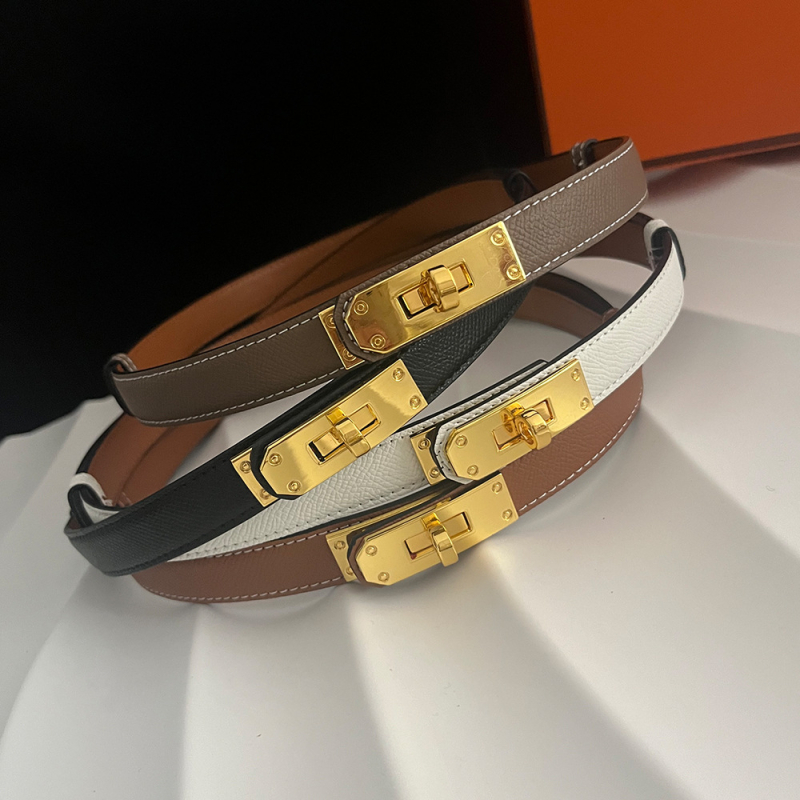 Dvostruki pojas od umjetne kože sa okretno kopčom, uska širina <2 cm, dekor otiska dlana, pogodan za haljine i kapute