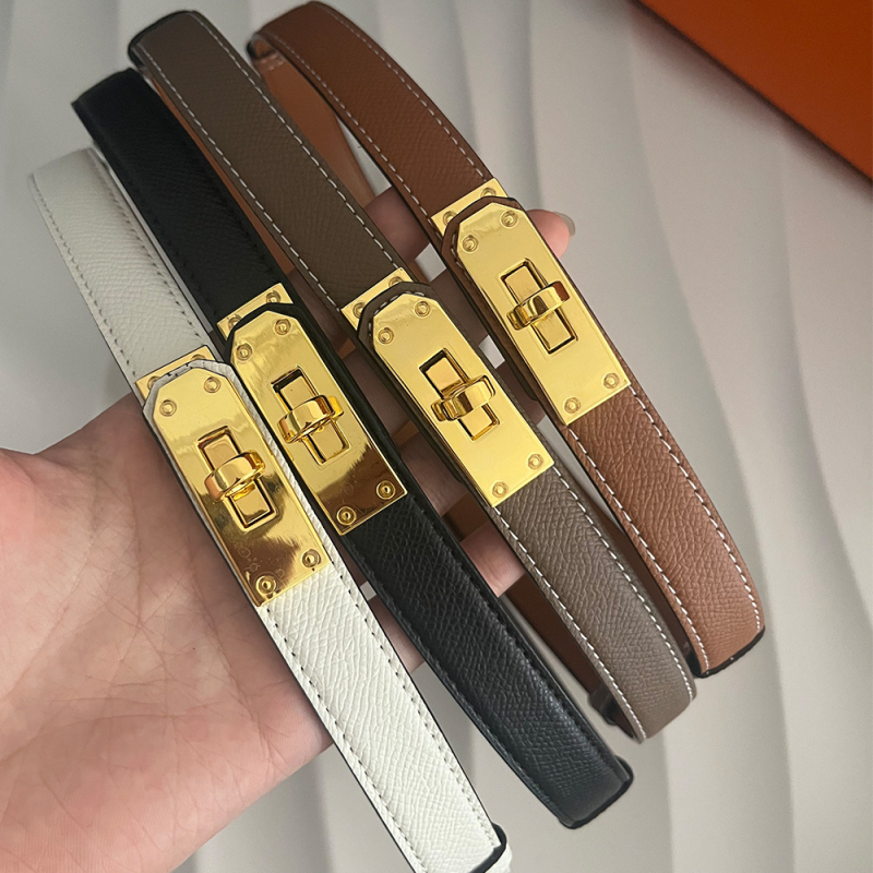 Dvostruki pojas od umjetne kože sa okretno kopčom, uska širina <2 cm, dekor otiska dlana, pogodan za haljine i kapute