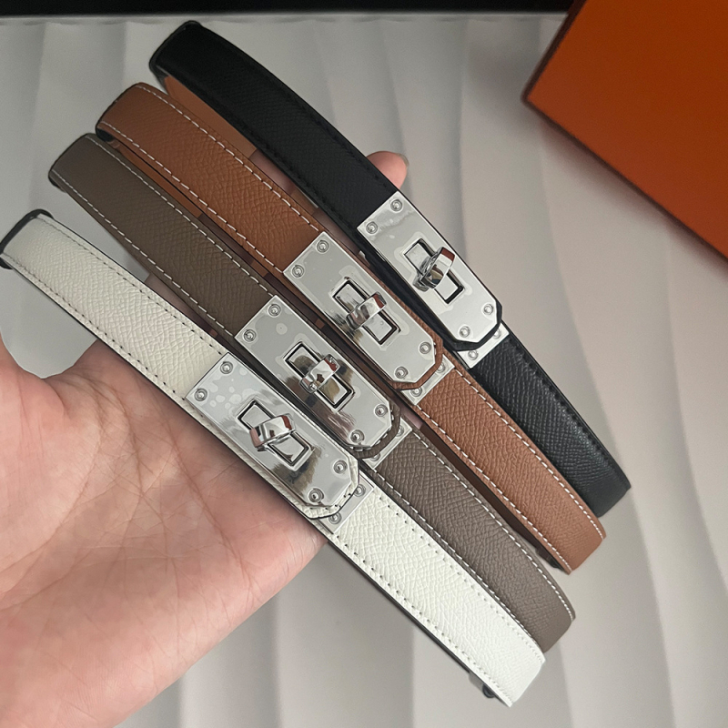 Dvostruki pojas od umjetne kože sa okretno kopčom, uska širina <2 cm, dekor otiska dlana, pogodan za haljine i kapute