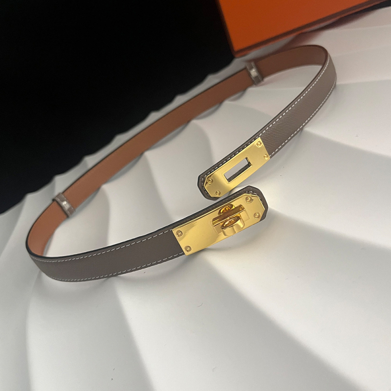 Dvostruki pojas od umjetne kože sa okretno kopčom, uska širina <2 cm, dekor otiska dlana, pogodan za haljine i kapute