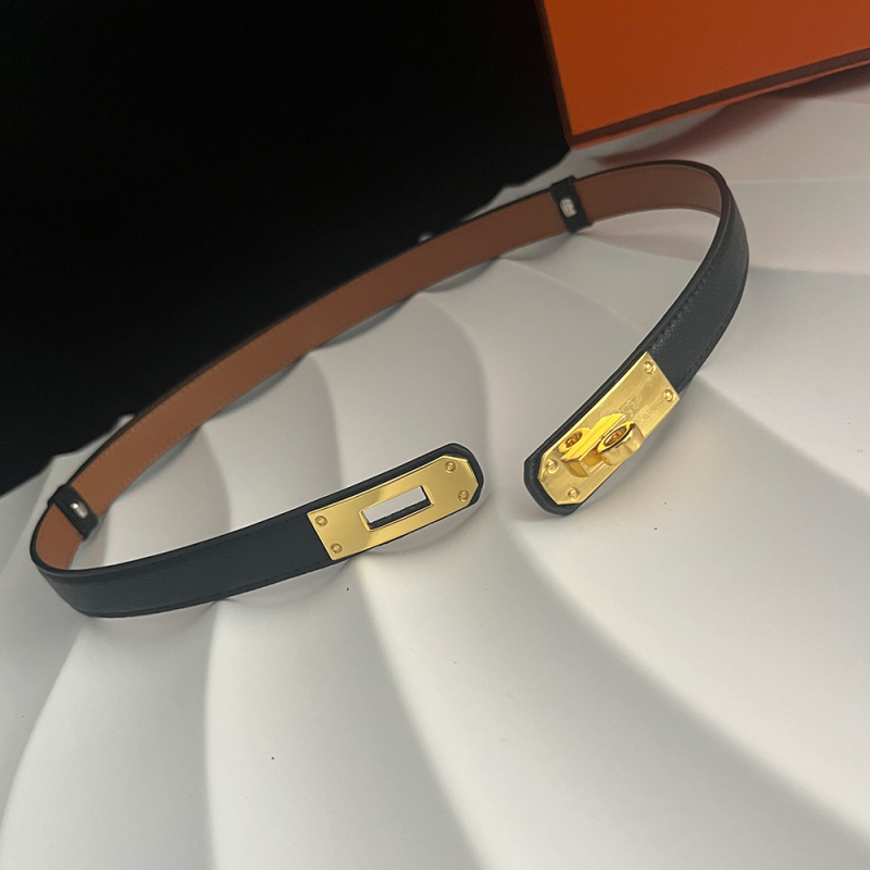 Dvostruki pojas od umjetne kože sa okretno kopčom, uska širina <2 cm, dekor otiska dlana, pogodan za haljine i kapute