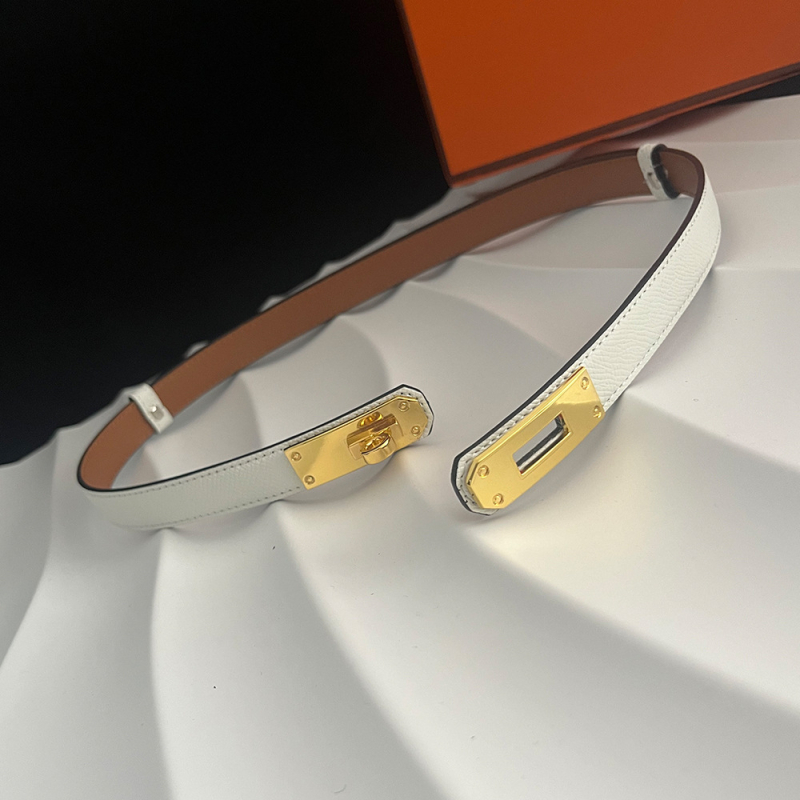 Dvostruki pojas od umjetne kože sa okretno kopčom, uska širina <2 cm, dekor otiska dlana, pogodan za haljine i kapute