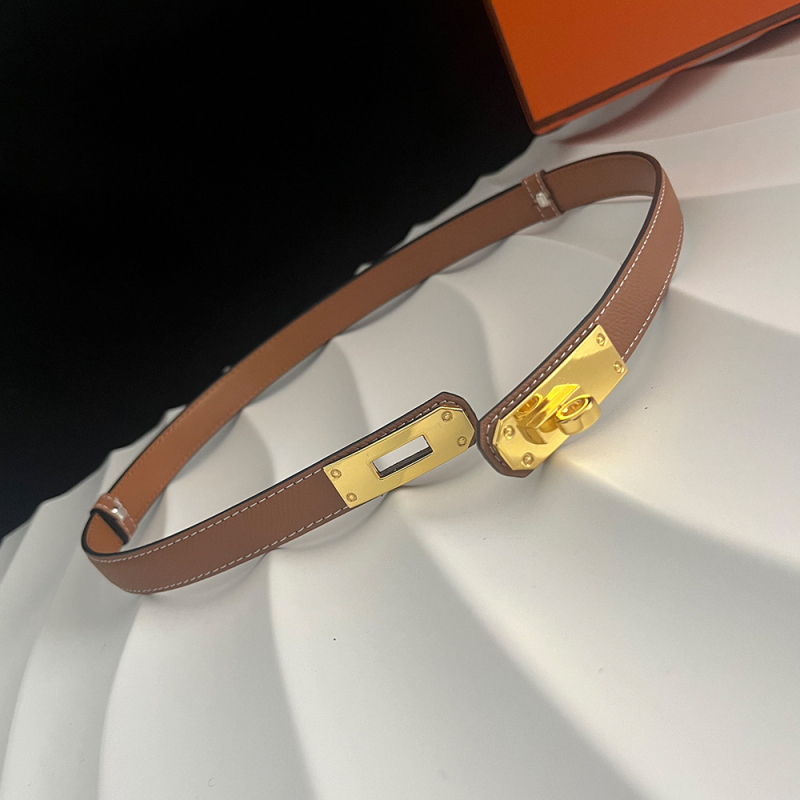 Dvostruki pojas od umjetne kože sa okretno kopčom, uska širina <2 cm, dekor otiska dlana, pogodan za haljine i kapute