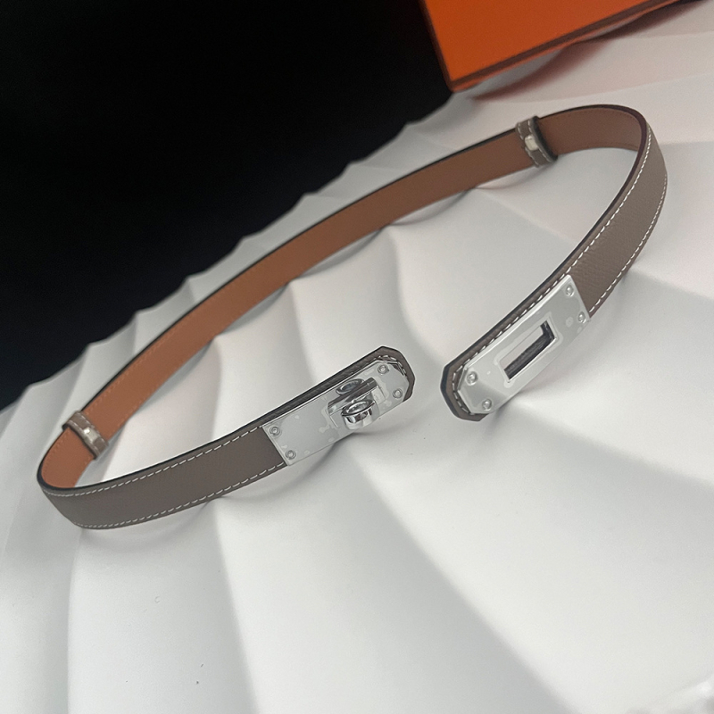 Dvostruki pojas od umjetne kože sa okretno kopčom, uska širina <2 cm, dekor otiska dlana, pogodan za haljine i kapute