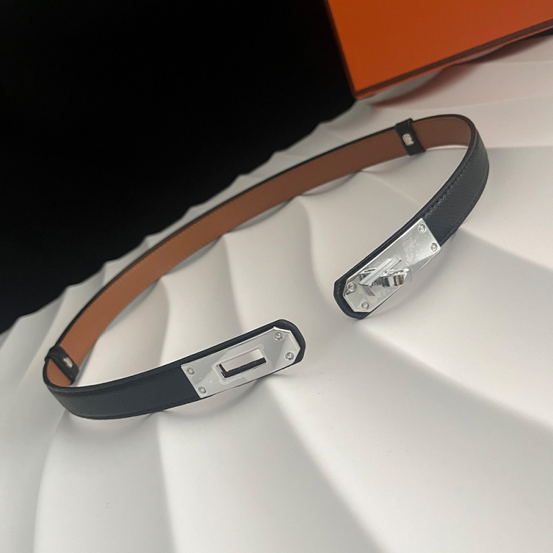 Dvostruki pojas od umjetne kože sa okretno kopčom, uska širina <2 cm, dekor otiska dlana, pogodan za haljine i kapute