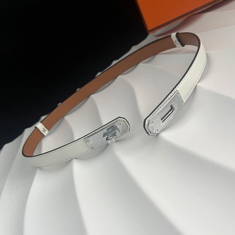 Dvostruki pojas od umjetne kože sa okretno kopčom, uska širina <2 cm, dekor otiska dlana, pogodan za haljine i kapute