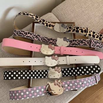 Ženski kaiš dodatak s mačjim motivom i zvjezdanim crtanim stilom – PU koža • kopča od legiranog metala • zatvaranje na snap gumb • širina Regular (2–4 cm) • tehnika obrade: probijanje