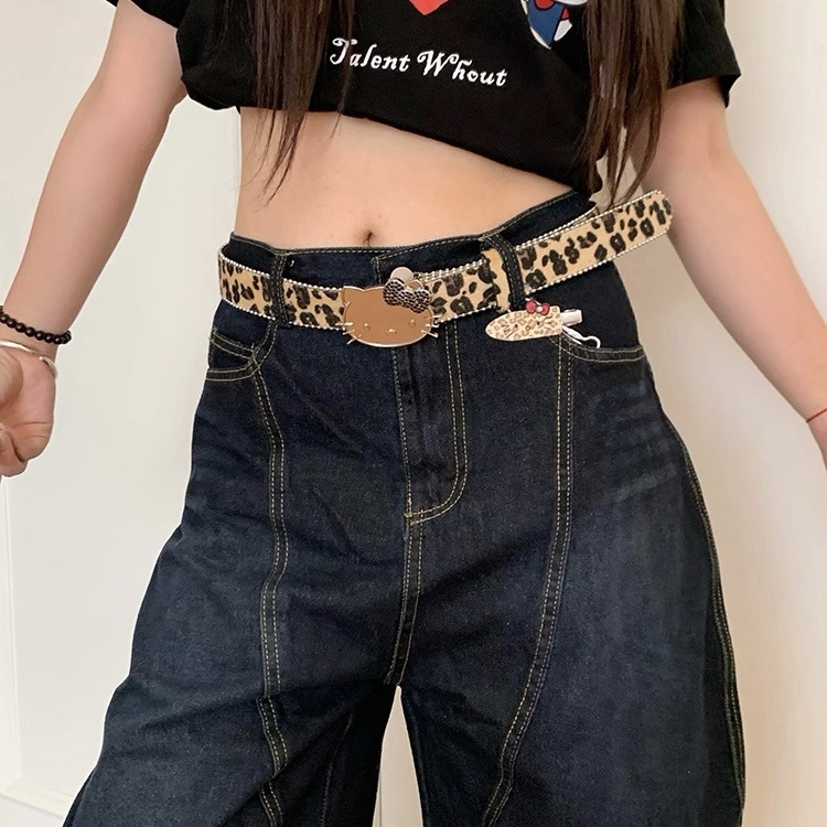 Ženski kaiš dodatak s mačjim motivom i zvjezdanim crtanim stilom – PU koža • kopča od legiranog metala • zatvaranje na snap gumb • širina Regular (2–4 cm) • tehnika obrade: probijanje