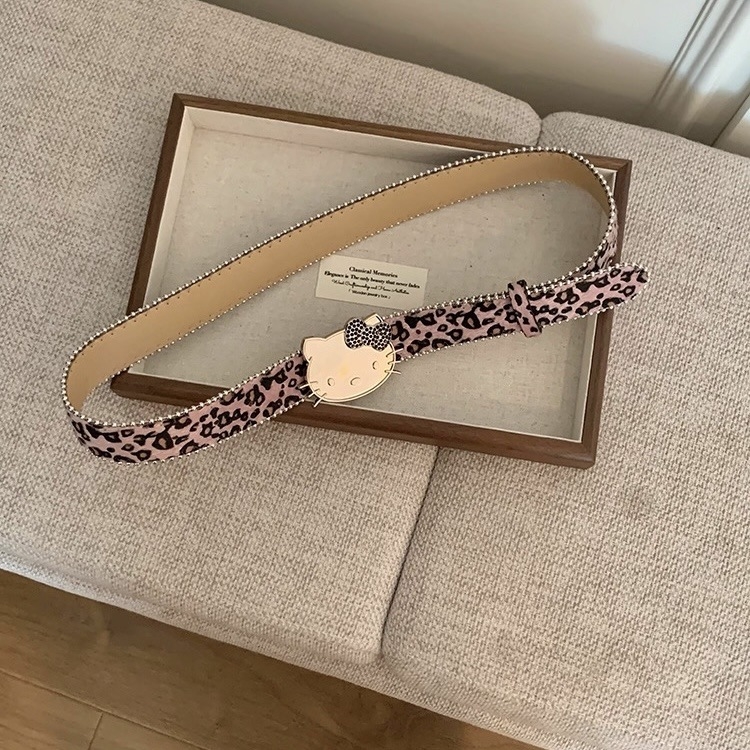 Ženski kaiš dodatak s mačjim motivom i zvjezdanim crtanim stilom – PU koža • kopča od legiranog metala • zatvaranje na snap gumb • širina Regular (2–4 cm) • tehnika obrade: probijanje