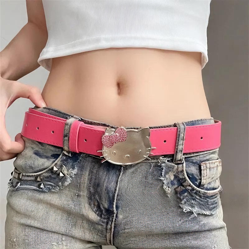 Ženski kaiš dodatak s mačjim motivom i zvjezdanim crtanim stilom – PU koža • kopča od legiranog metala • zatvaranje na snap gumb • širina Regular (2–4 cm) • tehnika obrade: probijanje