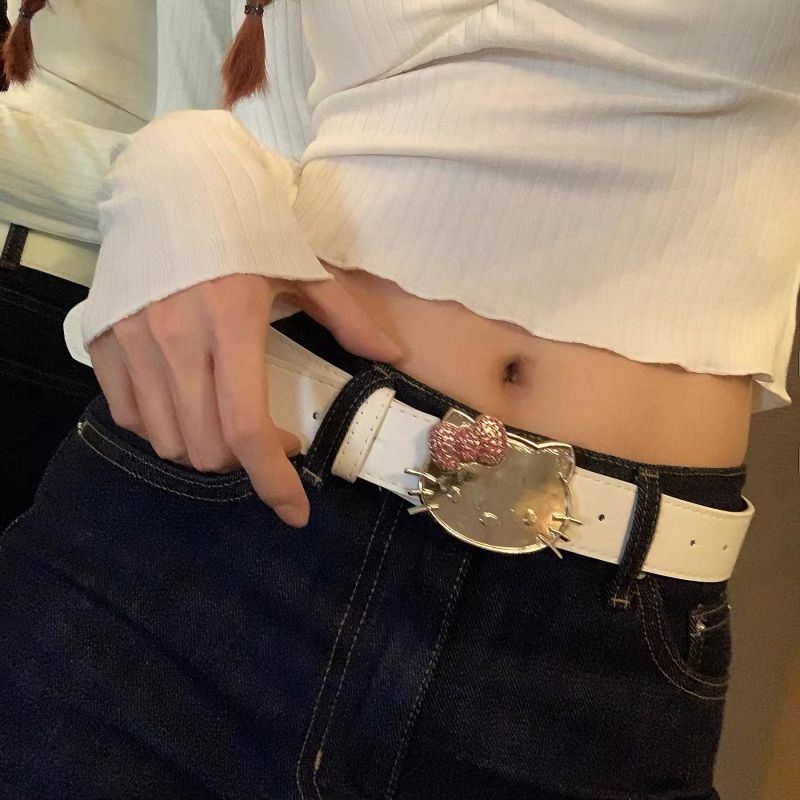 Ženski kaiš dodatak s mačjim motivom i zvjezdanim crtanim stilom – PU koža • kopča od legiranog metala • zatvaranje na snap gumb • širina Regular (2–4 cm) • tehnika obrade: probijanje