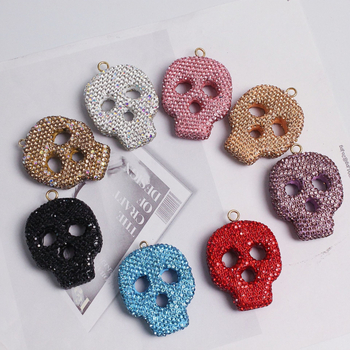 Kaukolės raktų pakabukas automobilių galinio vaizdo veidrodėliui – individualus įpakavimas