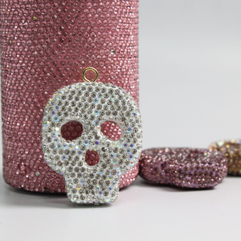 Kaukolės raktų pakabukas automobilių galinio vaizdo veidrodėliui – individualus įpakavimas