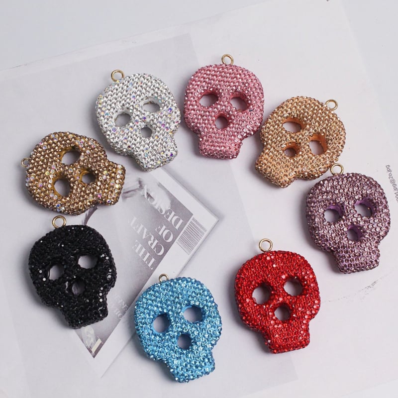 Kaukolės raktų pakabukas automobilių galinio vaizdo veidrodėliui – individualus įpakavimas