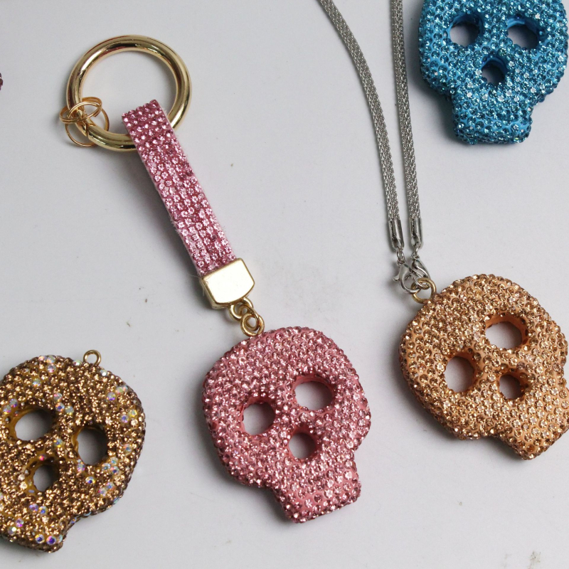 Kaukolės raktų pakabukas automobilių galinio vaizdo veidrodėliui – individualus įpakavimas