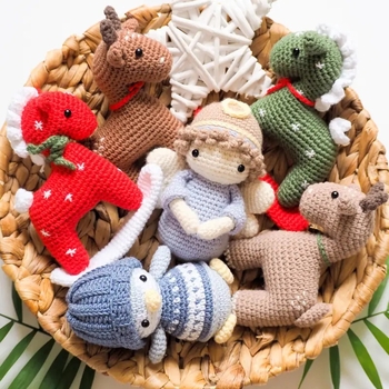 DIY rinkinys mezgimui lėlytei — vilnos siūlai, pusvorstoniniai siūlai, stranded siūlai, mezgimui ir kabinamiems papuošalams