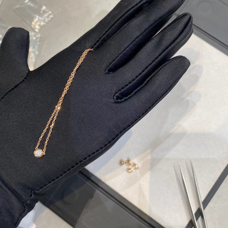 Piekaramais kulons, pilienveida forma no sakausējuma, viegls greznības stils, pavasaris 2024