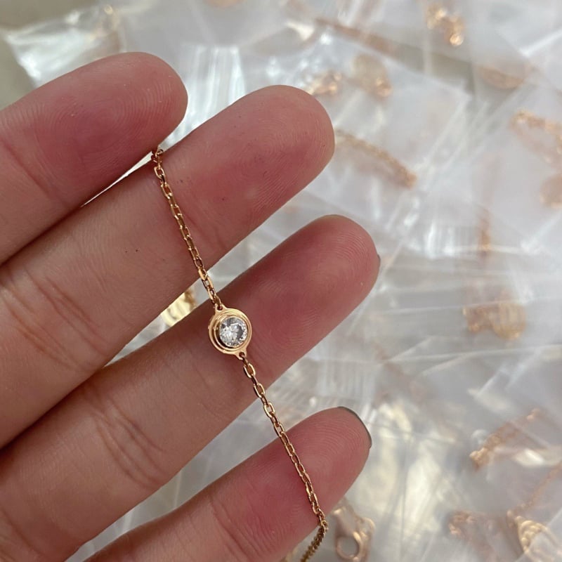 Piekaramais kulons, pilienveida forma no sakausējuma, viegls greznības stils, pavasaris 2024