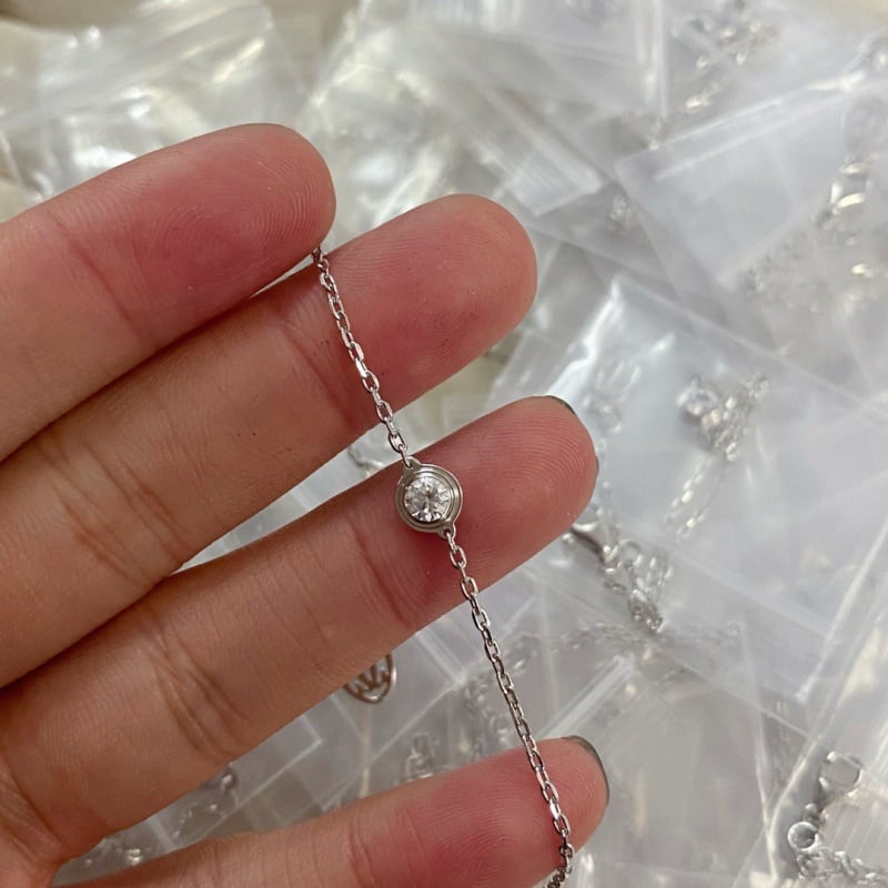 Piekaramais kulons, pilienveida forma no sakausējuma, viegls greznības stils, pavasaris 2024