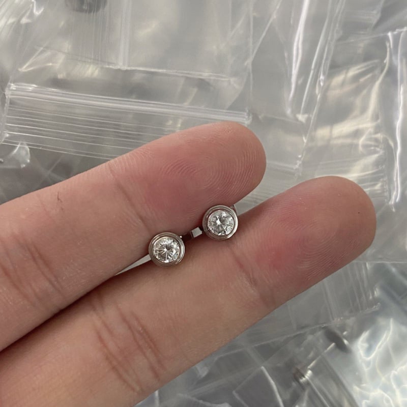 Piekaramais kulons, pilienveida forma no sakausējuma, viegls greznības stils, pavasaris 2024