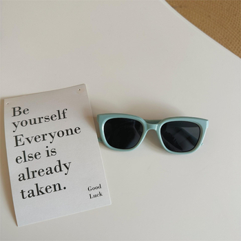 Dječje sunčane naočale kvadratnog okvira, UV400 zaštita, leće od polikarbonata, puni okvir, nepolarizirane