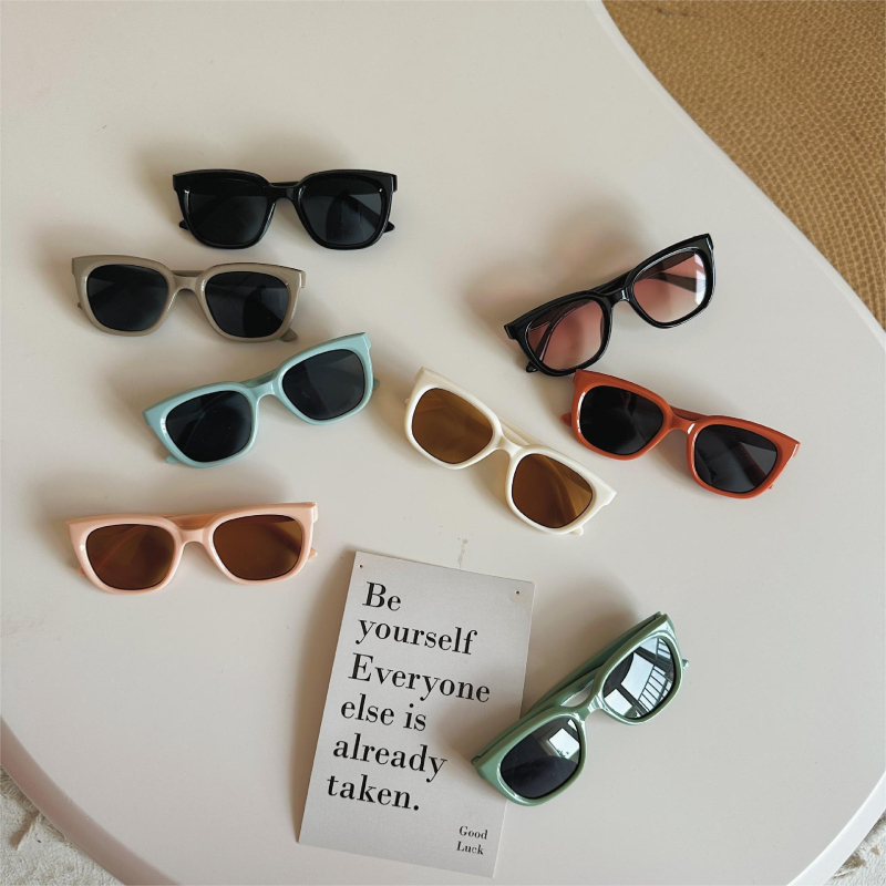 Dječje sunčane naočale kvadratnog okvira, UV400 zaštita, leće od polikarbonata, puni okvir, nepolarizirane