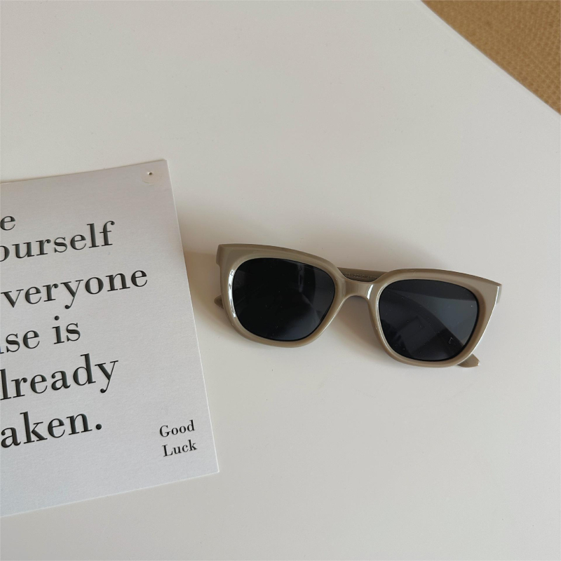 Dječje sunčane naočale kvadratnog okvira, UV400 zaštita, leće od polikarbonata, puni okvir, nepolarizirane