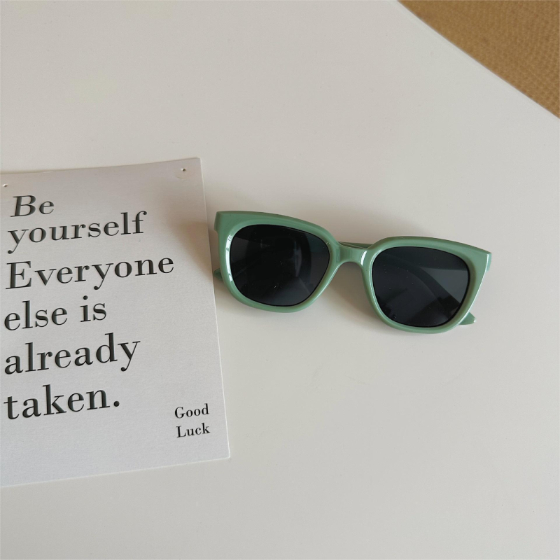 Dječje sunčane naočale kvadratnog okvira, UV400 zaštita, leće od polikarbonata, puni okvir, nepolarizirane