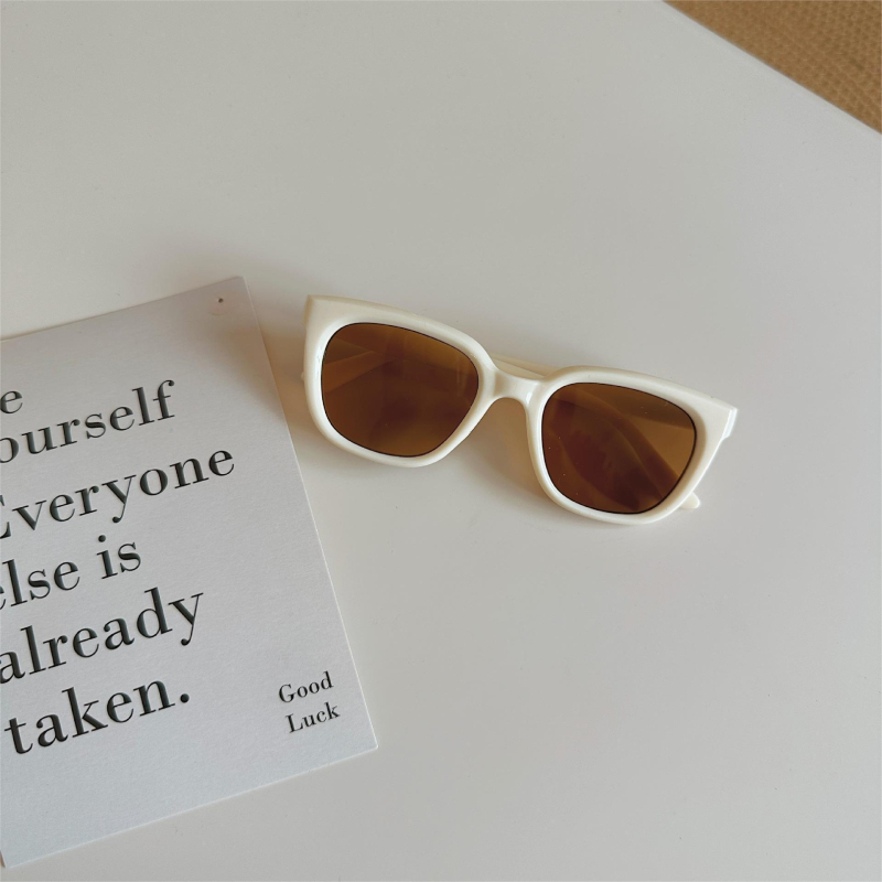 Dječje sunčane naočale kvadratnog okvira, UV400 zaštita, leće od polikarbonata, puni okvir, nepolarizirane