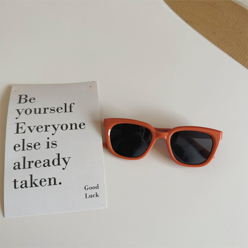 Dječje sunčane naočale kvadratnog okvira, UV400 zaštita, leće od polikarbonata, puni okvir, nepolarizirane