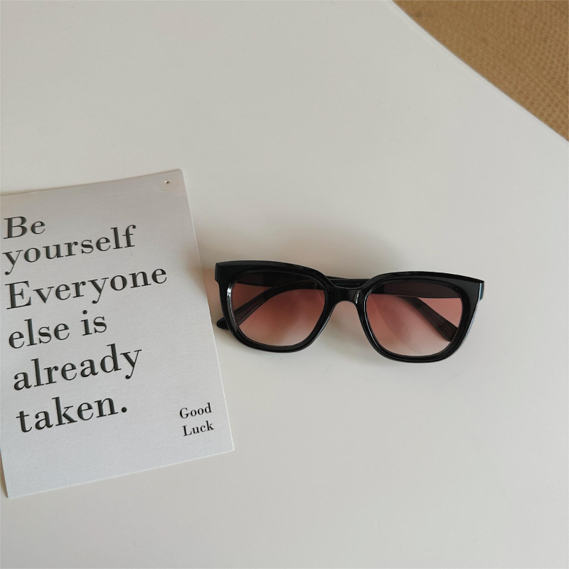 Dječje sunčane naočale kvadratnog okvira, UV400 zaštita, leće od polikarbonata, puni okvir, nepolarizirane