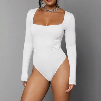 Moteriška megzta kombinezonas su ilgom rankovėm, stačiakampio kaklo iškirptė, siauras kirpimas, liemenų vidurys, 3/4 ilgio kelnes