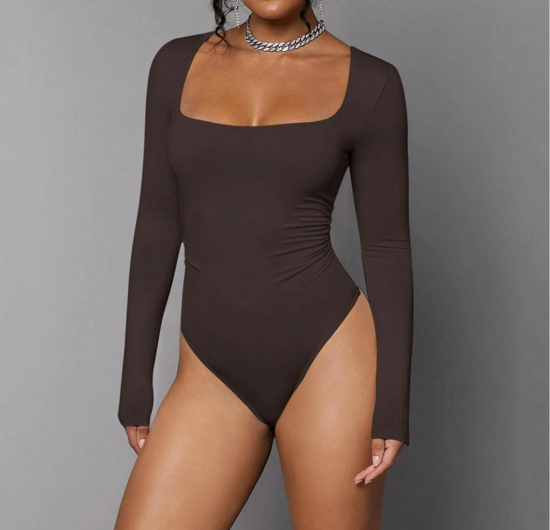 Moteriška megzta kombinezonas su ilgom rankovėm, stačiakampio kaklo iškirptė, siauras kirpimas, liemenų vidurys, 3/4 ilgio kelnes