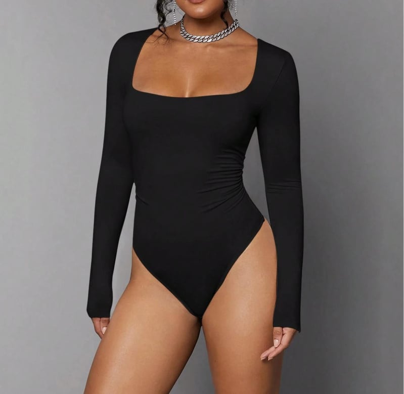 Moteriška megzta kombinezonas su ilgom rankovėm, stačiakampio kaklo iškirptė, siauras kirpimas, liemenų vidurys, 3/4 ilgio kelnes