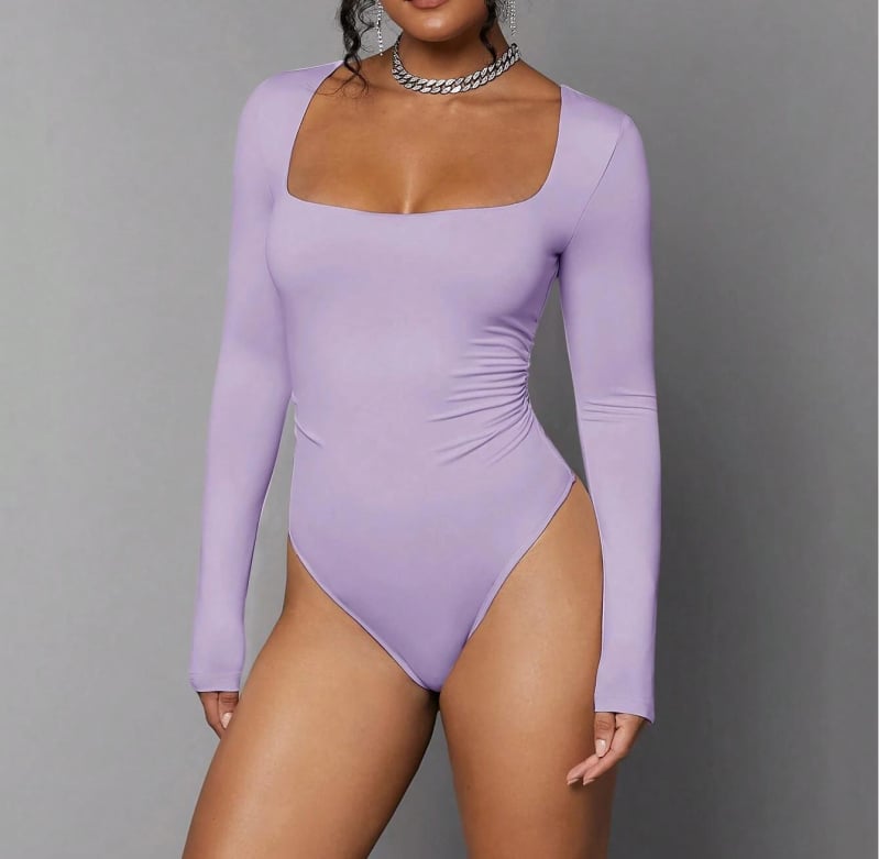 Moteriška megzta kombinezonas su ilgom rankovėm, stačiakampio kaklo iškirptė, siauras kirpimas, liemenų vidurys, 3/4 ilgio kelnes