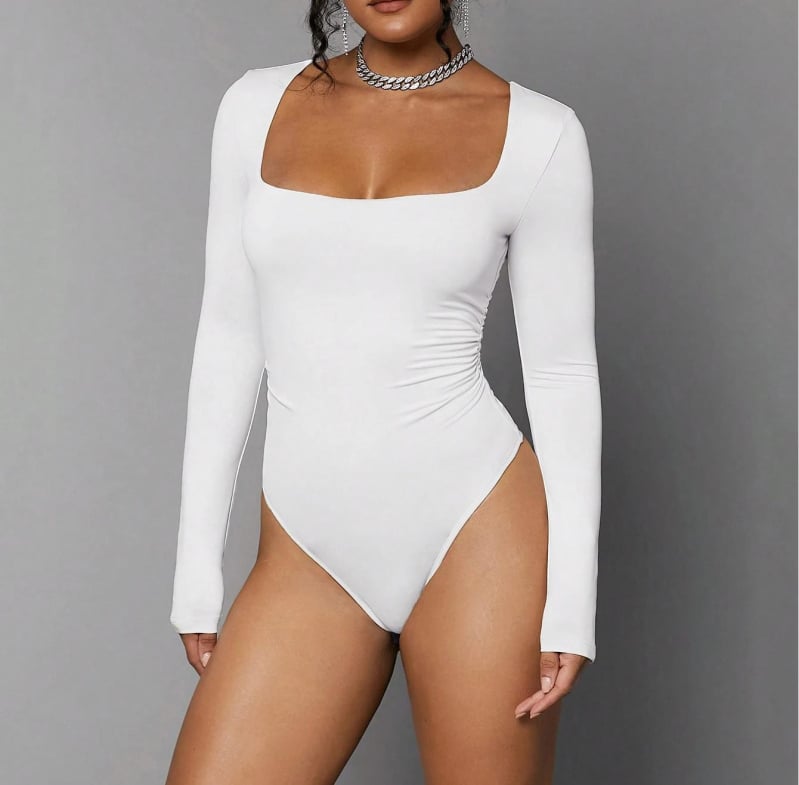 Moteriška megzta kombinezonas su ilgom rankovėm, stačiakampio kaklo iškirptė, siauras kirpimas, liemenų vidurys, 3/4 ilgio kelnes